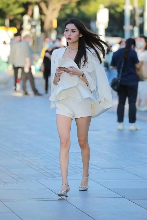 逛街遇到路人搭讪，女神范十足，会穿搭的女人逛街总是能吸引眼球