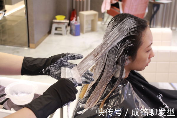 自来卷发质 沙发自来卷发质做直发,适合“软化柔顺”还是“离子烫拉直”?