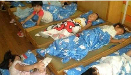 装饰品|幼儿园孩子午睡实拍,看完后,你还会给孩子买这3种衣服吗