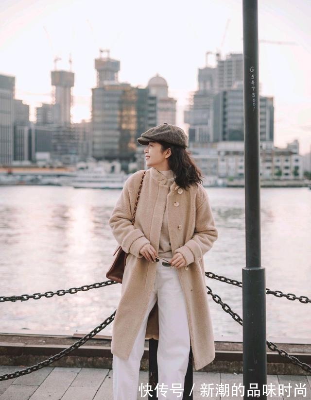 视觉效果 跟着时尚博主学穿搭,毛茸茸的卡其色外套配白裤,温柔简约又时尚!