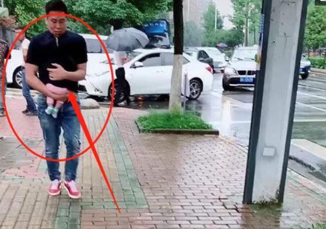 妈妈|“坑娃奶爸”火了,大雨中拿娃遮头,网友:回家后小心点