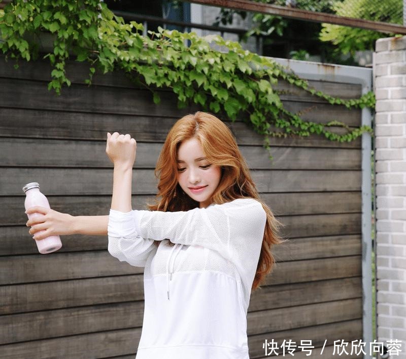 小姐姐运动装秀事业线,肌肤水嫩,身材性感迷人!