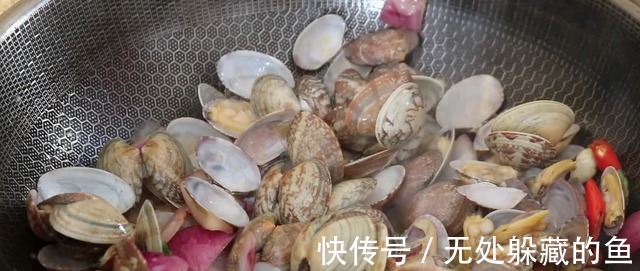 洗花甲不要只加盐,老渔民教你一招,花甲疯狂吐沙,又快又干净!