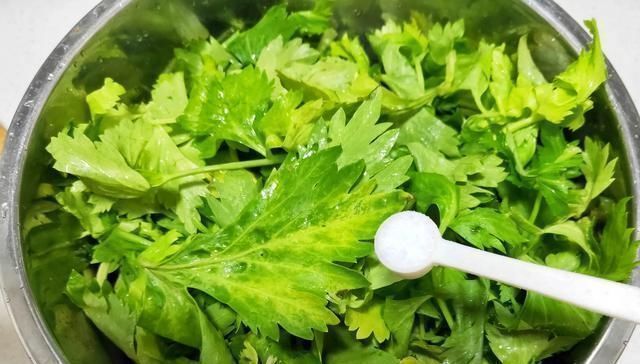 益君|失眠便秘都怕这个菜,每天一盘真便宜,肠道通瘦得快,安睡到天亮