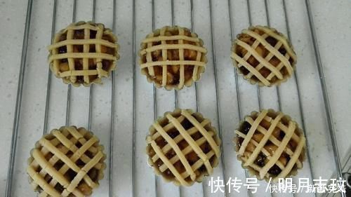 搅拌均匀|这款简单、易操作的苹果派,酸酸甜甜的,全家都喜欢吃