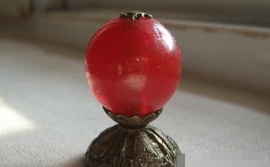 清朝官帽最高处的“顶珠”,值多少人民币?专家:碰坏了赔不起!