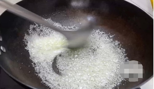 麻花|1个南瓜，2个鸡蛋，不用一滴水，做法比麻花简单，比南瓜饼都好吃