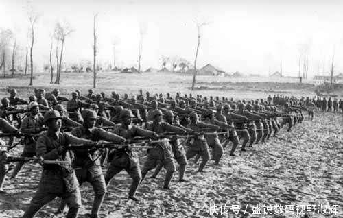 谢罪|日军来到这座村子扫荡，发现一块墓碑，念完上面的字连忙磕头谢罪