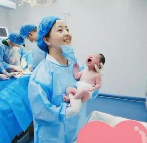 小动作|我就是不哭!”剖腹产宝宝“眼神杀”太霸气,网友:是个狠人