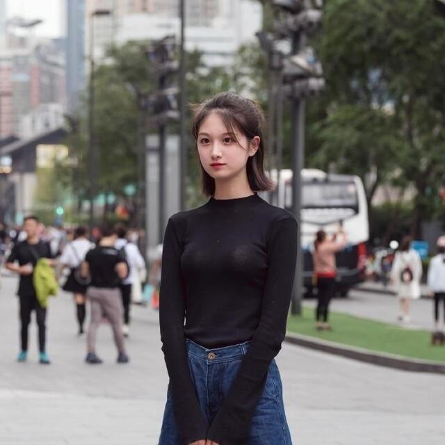 丝袜|街拍紧身裙遇上黑色丝袜,不经意间,被美女撩到了