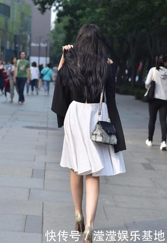 宽松的裙子拥有飘逸的感觉,少女时代青春感需要漂亮的裙子装点