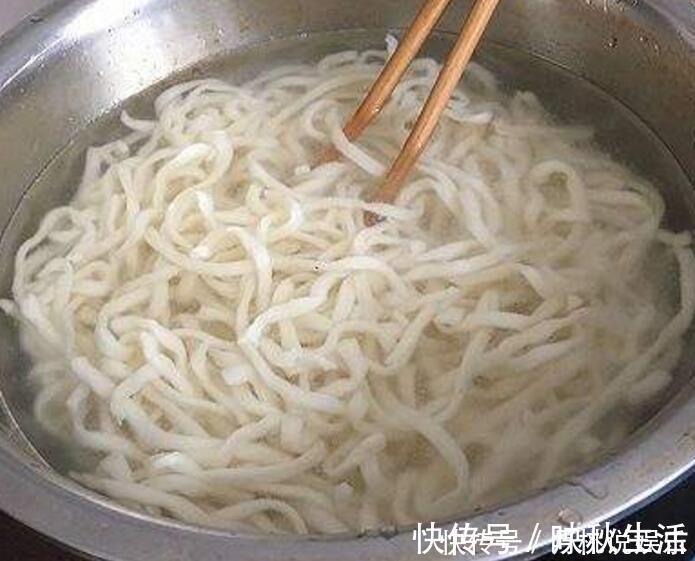 开面馆的哥哥“说漏嘴”,面条要这么煮才香,很多人就差这一步!