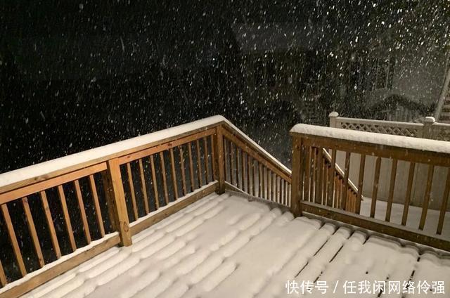 纽约州天降暴雪足足一米厚！车和房全都被埋了，只剩白茫茫！