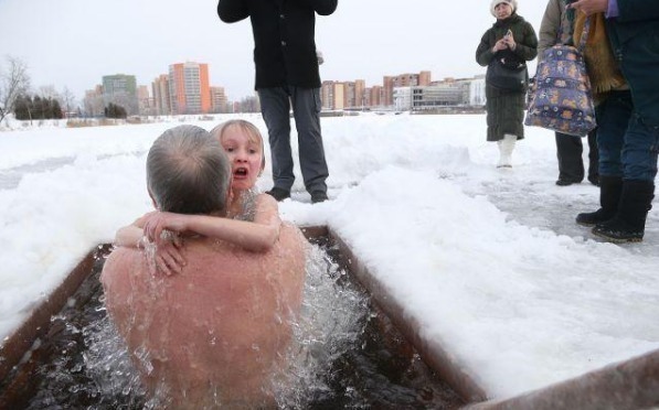 起跑线|教练将8个月婴儿直接扔下水,宝妈镇定拍摄中国的父母会这样吗