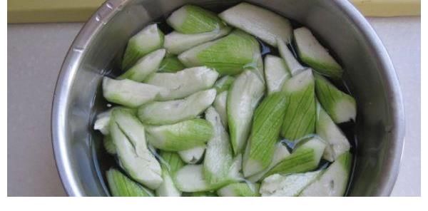 脆嫩|丝瓜炒虾仁，记住一个窍门，丝瓜不黑，口感脆嫩，鲜香好吃。