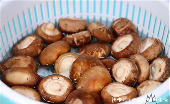  香菇表面|香菇万不可直接用清水洗，等于吃虫卵，教你一招，脏东西全跑光