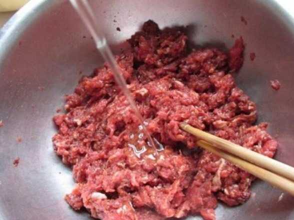 肉馅|调肉馅时，先加盐还是先加油记住3个顺序，肉馅鲜嫩多汁，真香