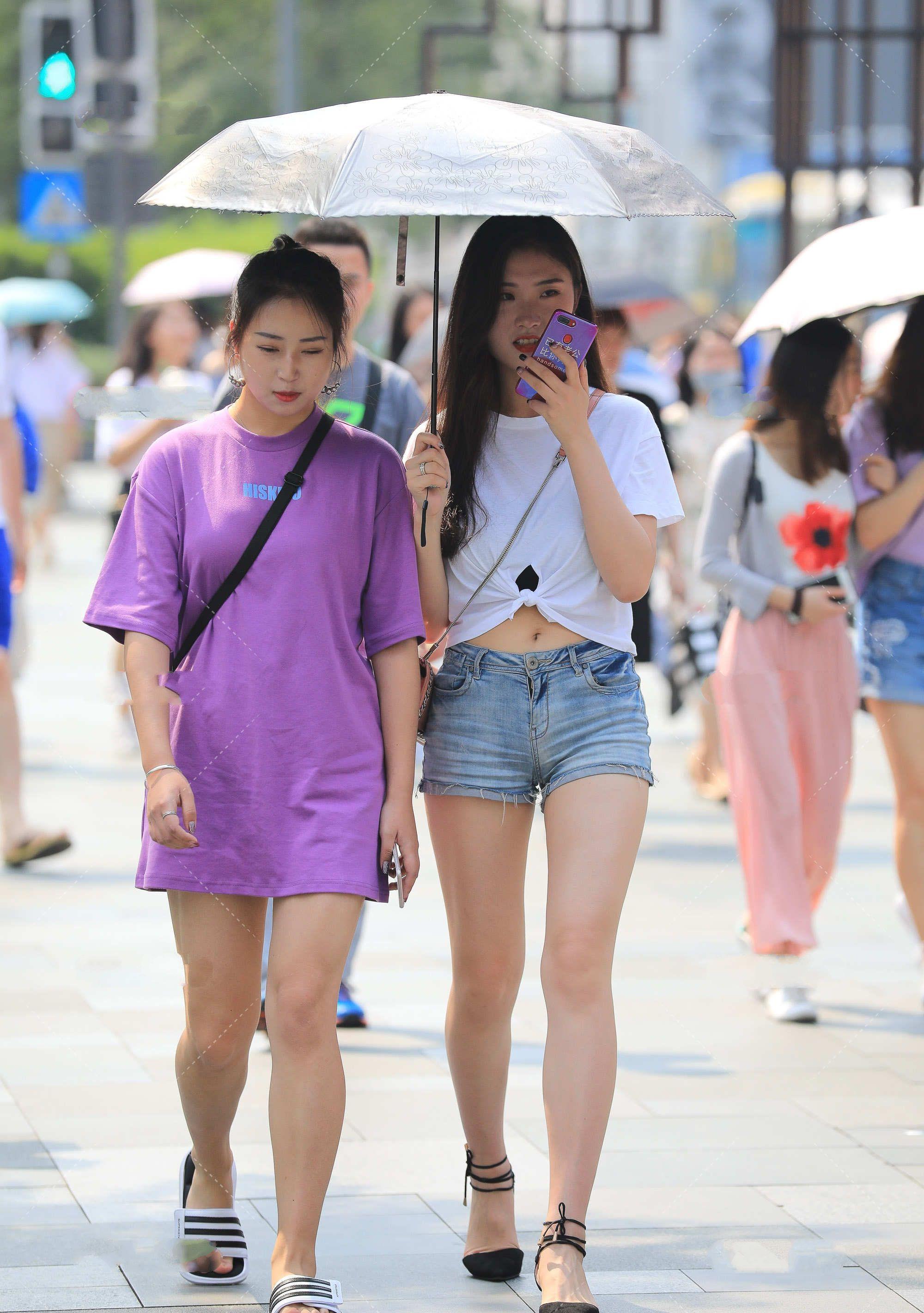 洒脱|白色短袖搭配浅色牛仔裤,休闲感十足,出街洒脱