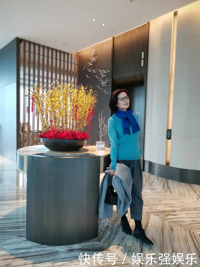 50岁左右的女人,冬天别穿得太老气!教你基础搭配法,时髦减龄