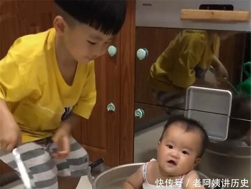 责任感|哥哥将弟弟“下锅炖了”，妈妈发现时，旁边已经准备好了“配料”