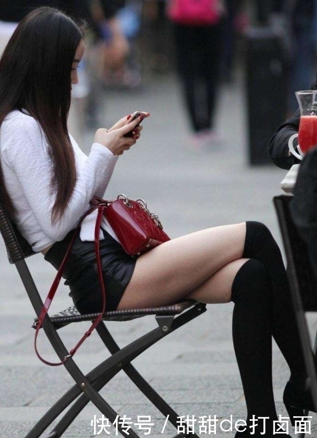 街拍 身穿短皮裤+纯白的长袖小姐姐, 身材火辣成熟有气质