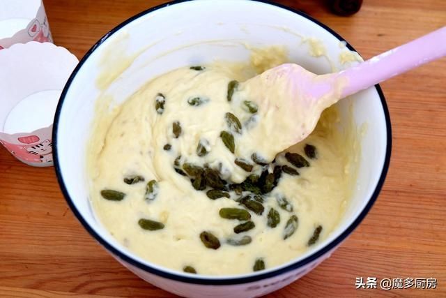 香蕉葡萄干做成蛋糕更好吃，不用打蛋器，小朋友都能轻松做