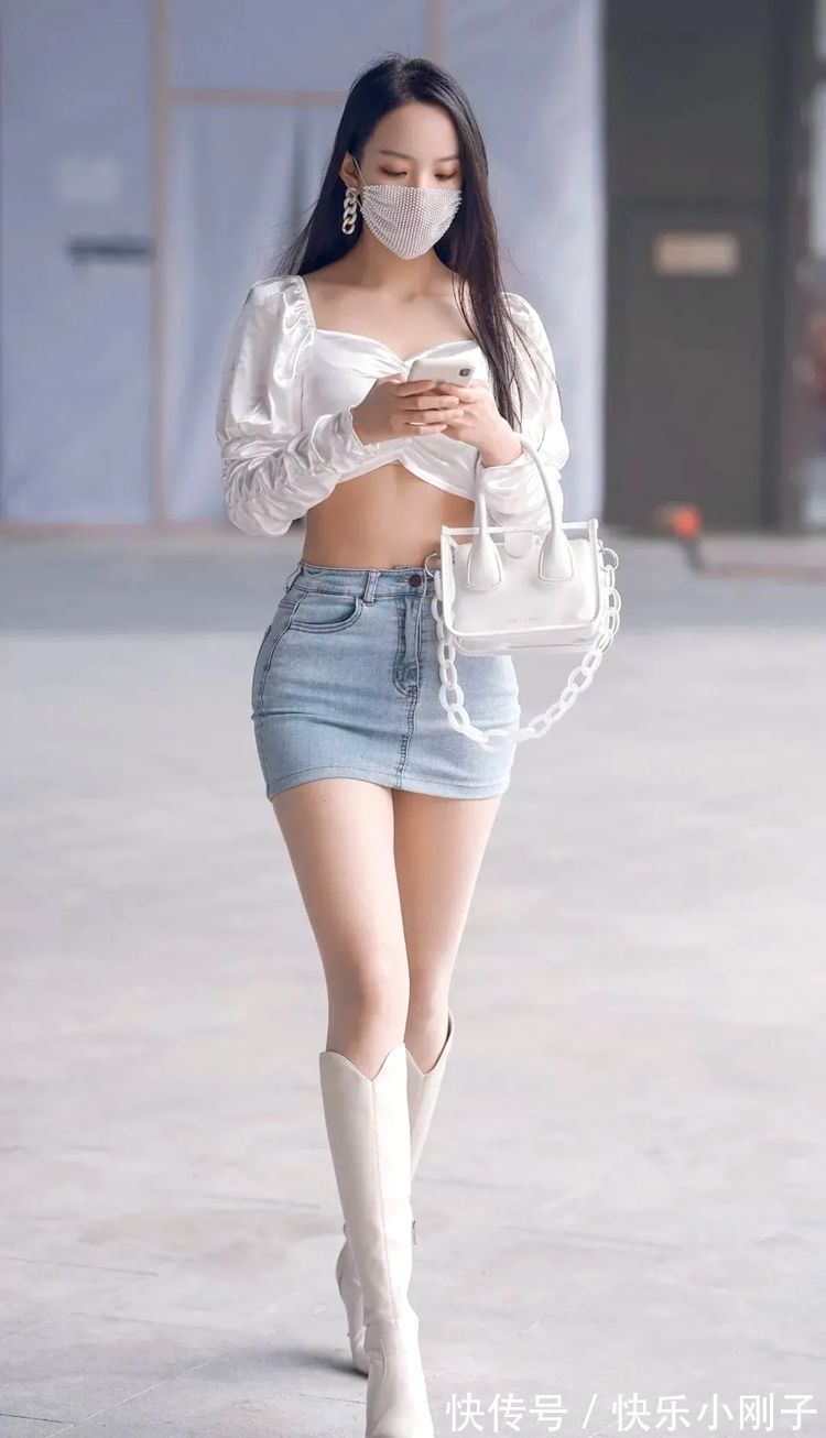 牛仔裤 时尚小姐姐穿紧身牛仔短裙,搭配白色雪纺衫,看上去很时尚可爱