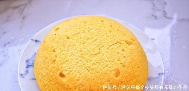 玉米面加入鸡蛋,搅一搅,蒸一蒸,咬一口松软可口,比蛋糕健康