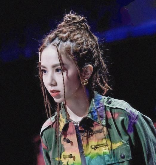 发型 发量少的女生,就别再用这3款发型了,暴露发际线不说,还很显老