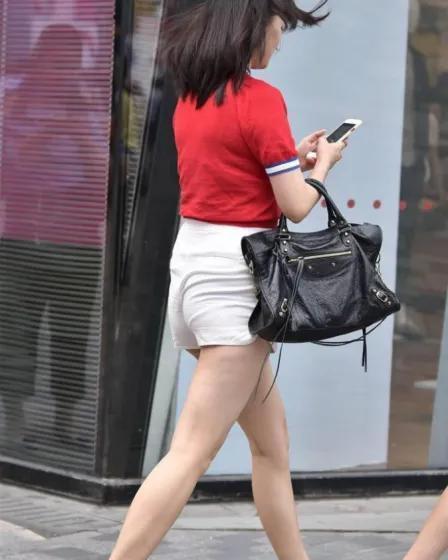 小姐姐 红色短袖,搭白色修身短裤,活力四射的感觉是你喜欢的吗?