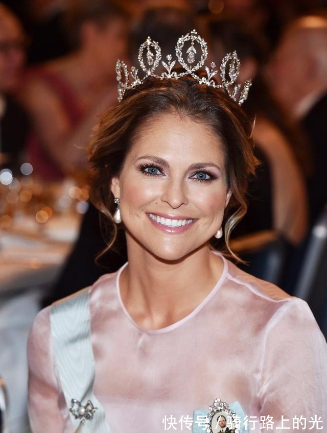 玛格丽塔 王室珠宝听说,钻石蝴蝶结胸针和珍珠更配哦