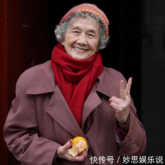 老年人|爱美不分年龄,这位老奶奶的穿搭舒服又接地气,慈祥可亲又显气质