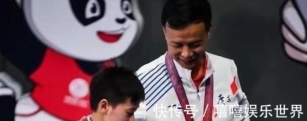 全红婵坐大摆锤！双手比V太开心，婉拒所有代言+综艺，暂不捞金