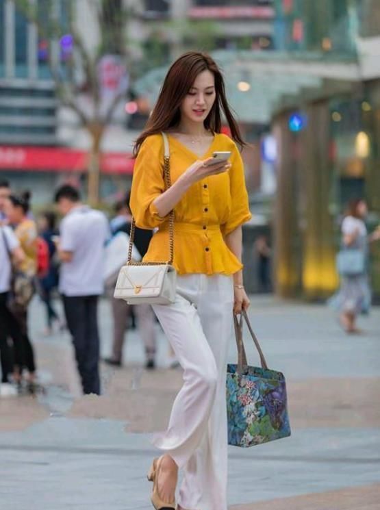 街拍:瑰姿艳逸的美女,一件黑色的吊带连体裤,时尚唯美好身材