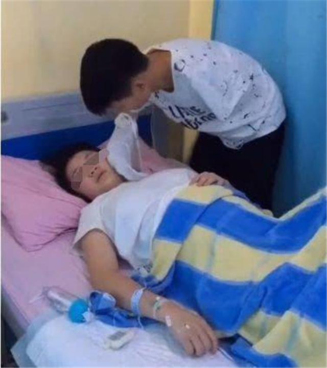病床|宝爸感冒打吊瓶,女儿陪护大哭,爸爸哭笑不得