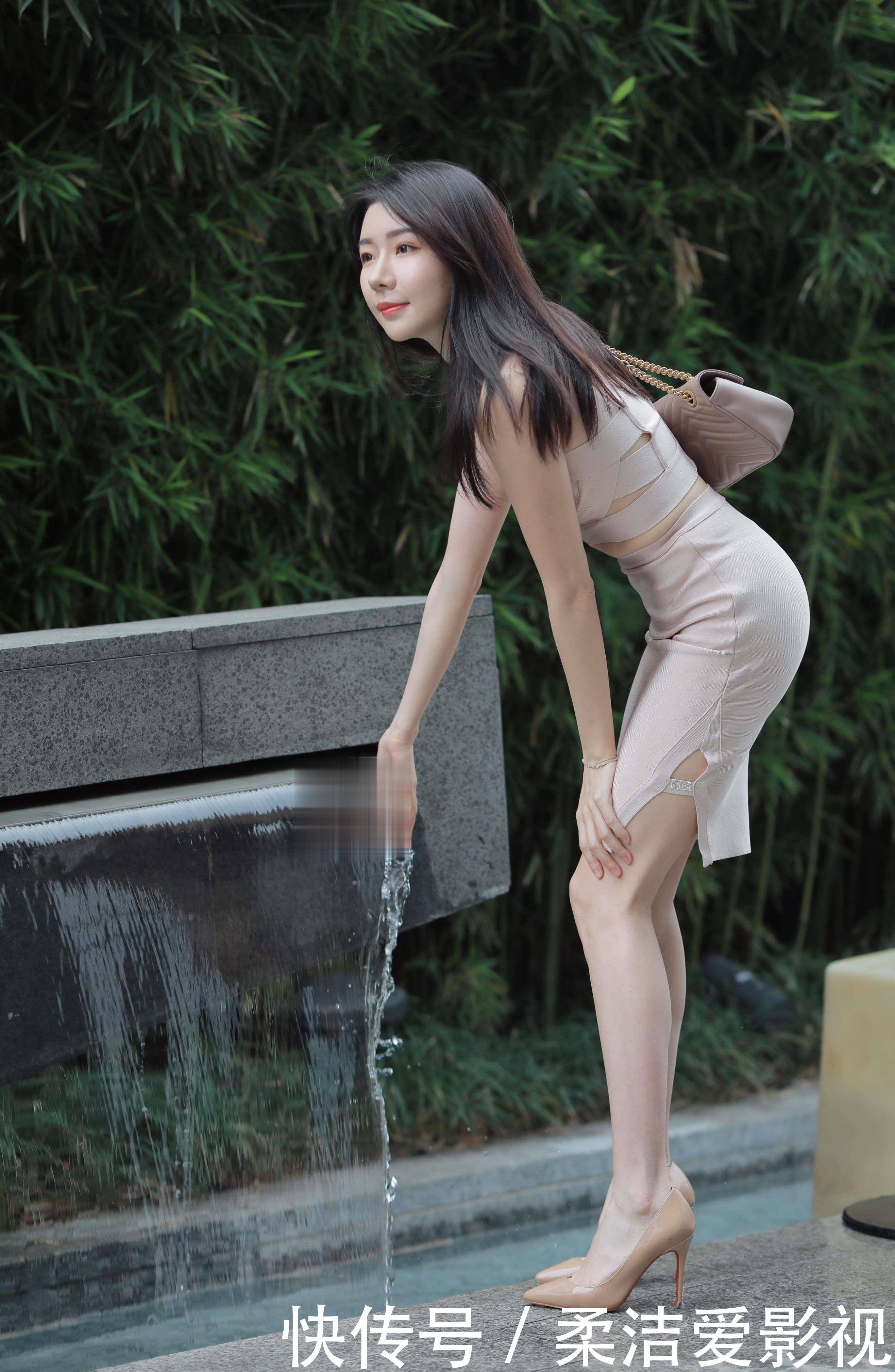 街拍:香槟色的连衣裙小姐姐,分段式设计凸显层次感!