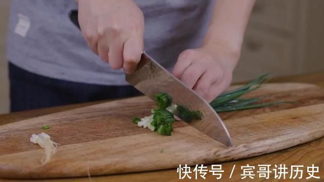 排队4个小时才能吃到的网红葱油饼，只要简单几步在家就能做