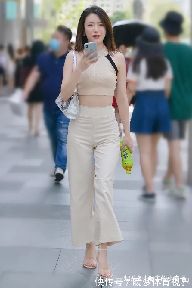 阔腿裤 米白色短款露肩上衣,搭配同色阔腿裤,尽显出洒脱靓丽的美