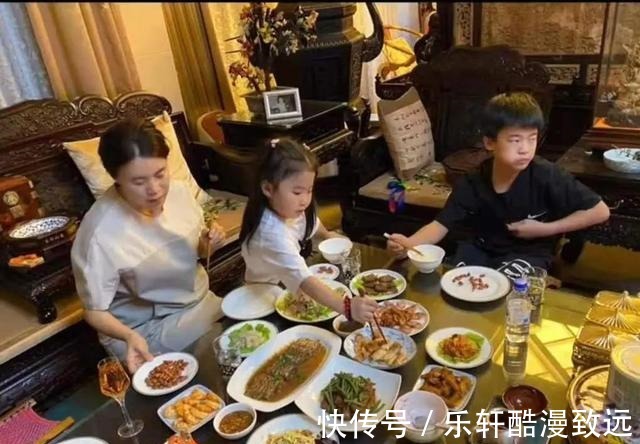 一儿一女|王楠身家过亿老公烧烤!桌上食物种类繁多,有钱人的生活丰富多彩