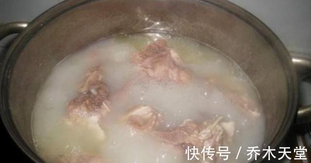 琥珀酸|为什么高汤在冰箱里面是好的,拿出来加热就馊了?