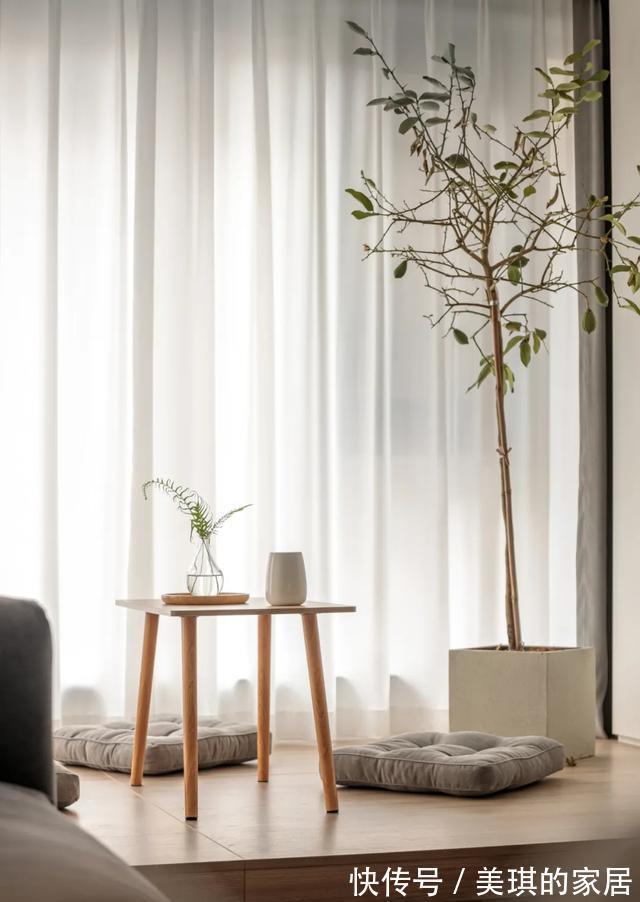 装修|80㎡精装房的二次改造,客厅阳台改地台,原木极简设计看得很顺眼