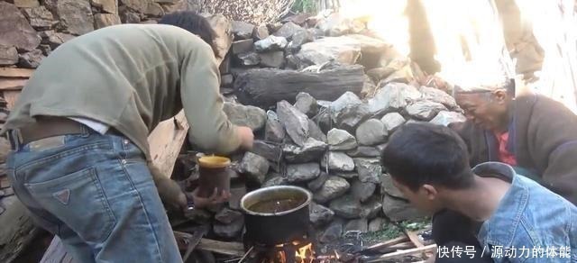 一个菜|尼泊尔农村酒席,非常简单,正餐只有一个菜,零食吃鸡肉
