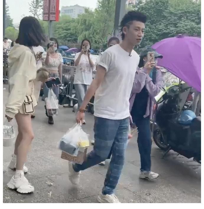 吴宣仪|恋恋剧中人路透曝光，吴宣仪王琳凯同框出镜，二人造型却被嘲太土