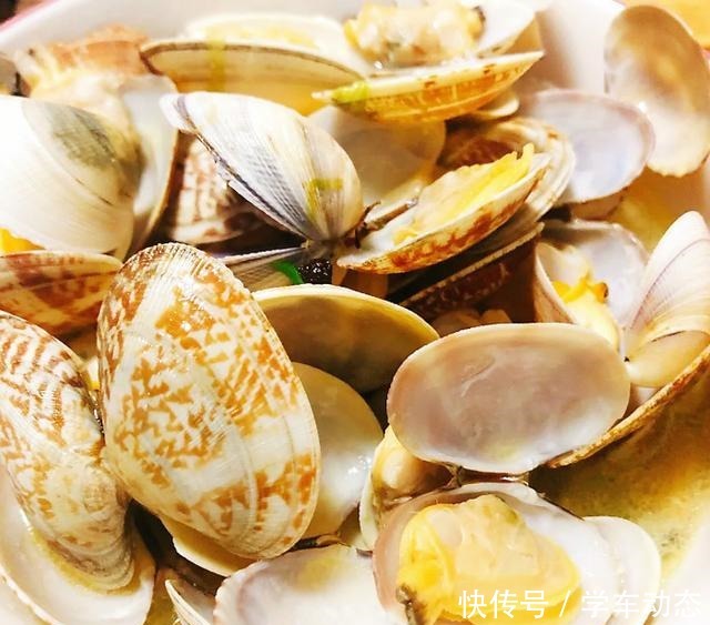 洗蛤蜊时，只加盐是错的！多加这一样，蛤蜊大喘气，把沙吐个精光