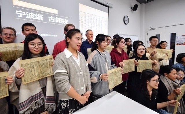  师生|感受中国文化，外籍师生“当”一次古籍修复师