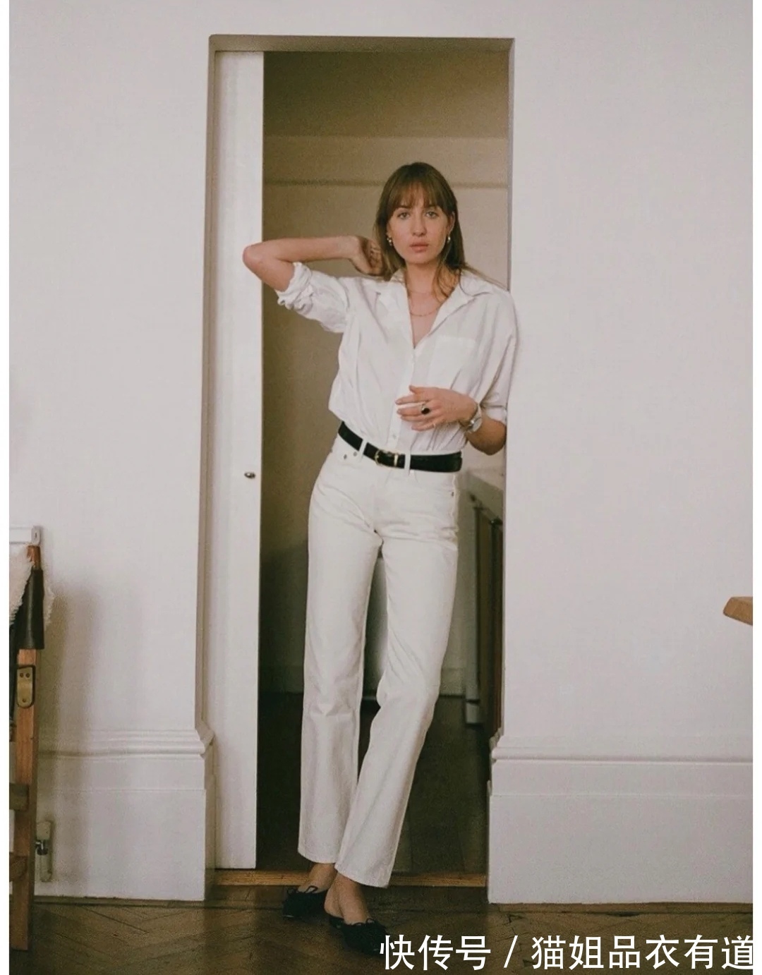 露肤|今夏穿衬衫,不流行直接塞裤腰了!这5个技巧拿去用,洋气又时髦