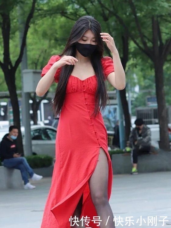搭配|大红色的连衣裙,搭配一条深色丝袜,凸显出十足的女人味