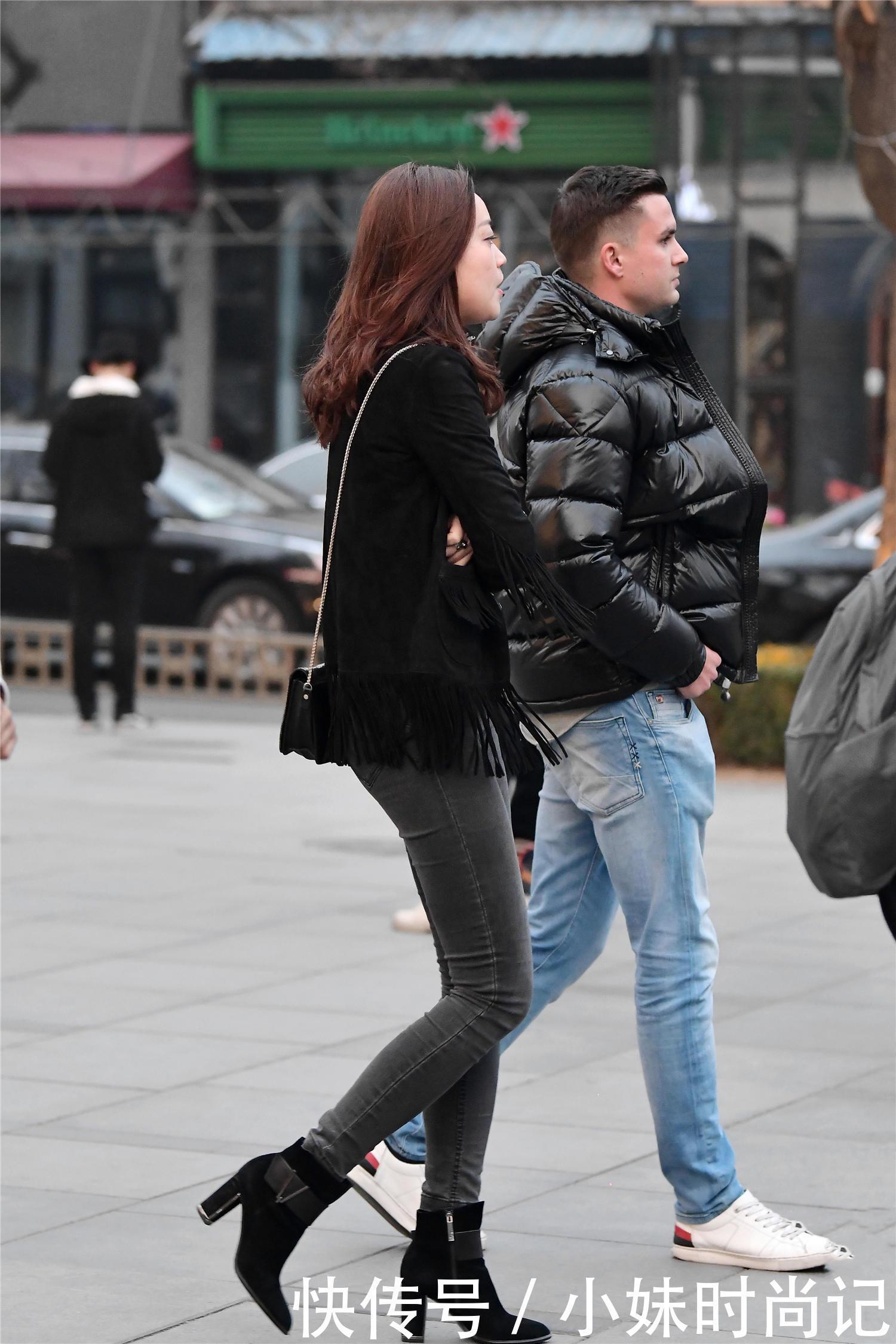 街拍:穿着紧身牛仔裤的姑娘,都是对自己身材非常自信,搭配出气质美