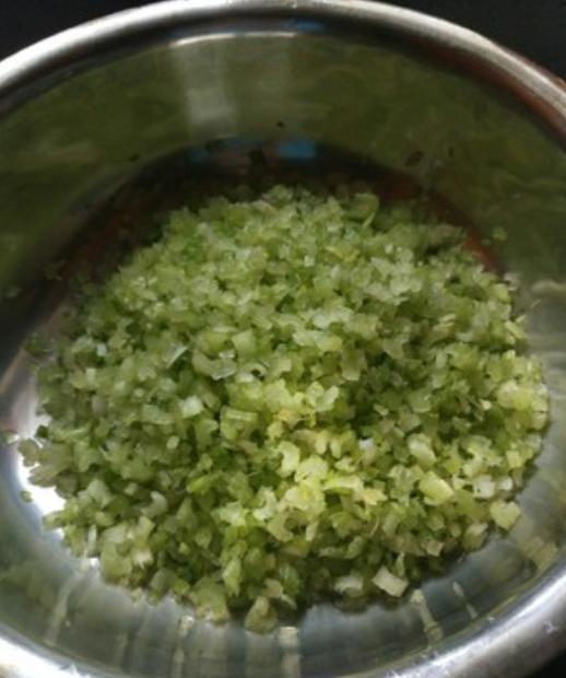 包芹菜饺子,直接拌馅就废了!多做一步,又绿又入味,鲜嫩多汁!