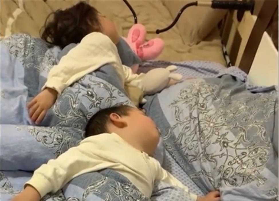宝妈|姐弟俩睡觉姿势“神同步”,网友萌翻了:一看就是同一个妈生的